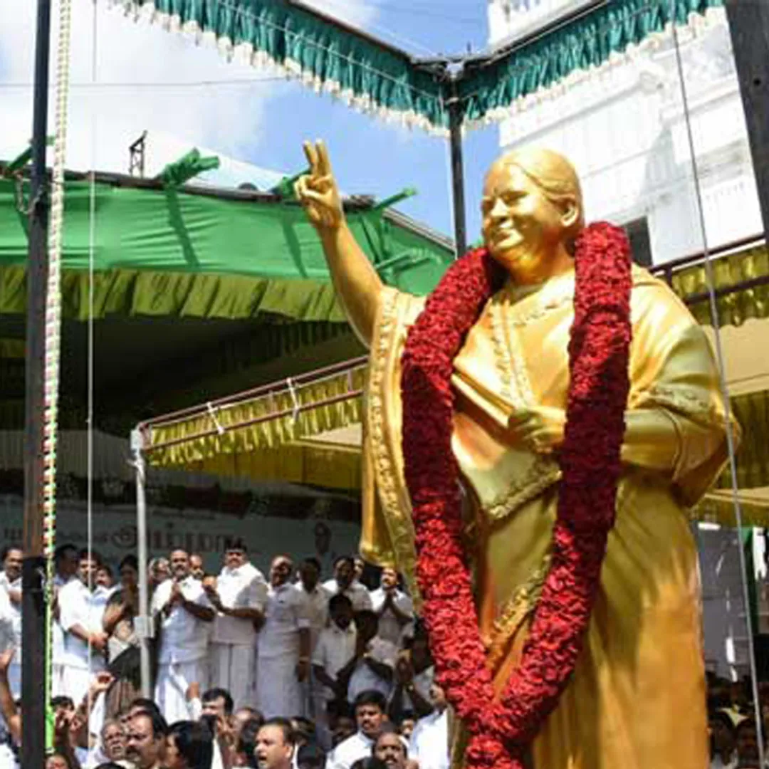 j statue s